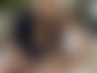 Familia abrazando un shiba inu de criadero de shiba inu en colombia