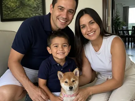 Familia abrazando un shiba inu de criadero de shiba inu en colombia