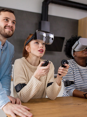 Grupo de personas con auriculares VR