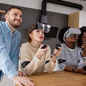 Grupo de personas con auriculares VR