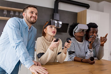 Gruppe av mennesker med VR-hodesett