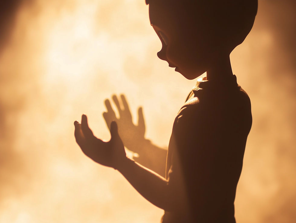 פינוקיו מסתכל על הידיים בתהליך שהופך להיות אמיתי
