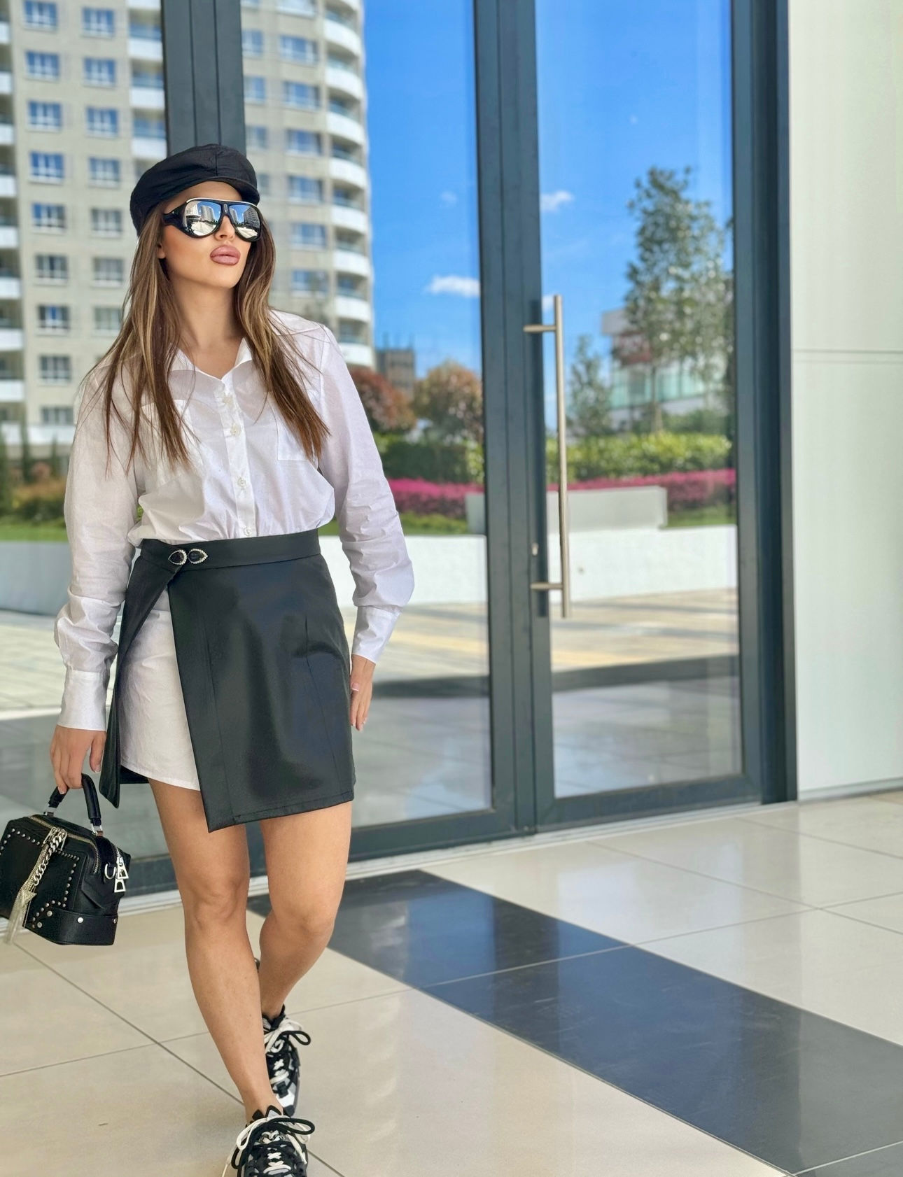  Спортно-елегантен комплект с памучна риза и кожена пола
