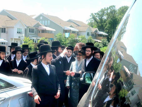 זכר צדיקים לברכה: האד' מסאטמאר איז קורא שם פרישע שכונות אין קרית יואל מיט הייליגע נעמען 'עצי חיים' און 'אור החיים'