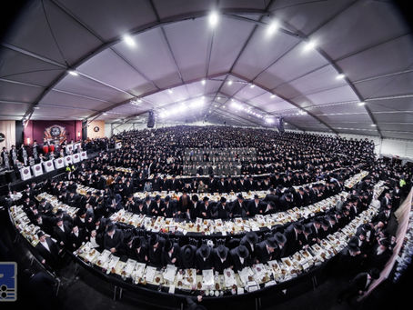 מקהלות רבבות חסידי סאטמאר אפגעצייכנט 81'טע יום הצלת הרה"ק מסאטמאר זי"ע ביי ריזן "וואטערפראנט" סקווער