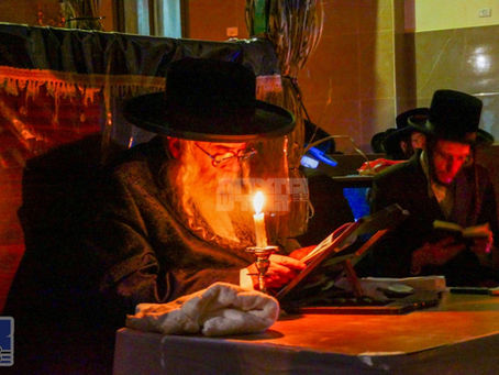 לאור הנר: תשעה באב בחצר הקודש קרעטשניף י-ם