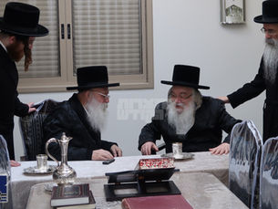 פילע אדמור"ים ורבנים מבקר חולה געווען המשפיע הגה"צ רבי אהרן טויסיג שליט"א נאכן ליידן א לייכטע סטראוק