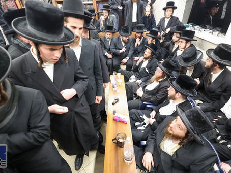 ניחום אבלים ביי האחים הרבנים שליט"א קינדער פון כ"ק אדמו"ר מהרי"ד מלעלוב זצוק"ל | בילדער גאלעריע