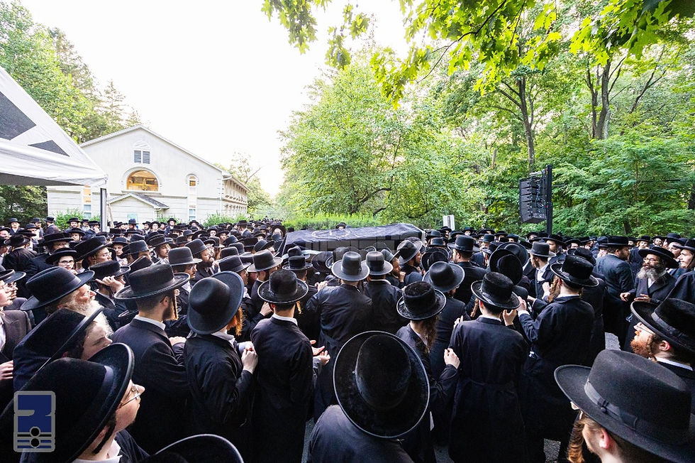 טויזנטער ביים מסע הלוי' פון הגאון הגדול רבי מרדכי הכהן בעק זצ"ל מייסד וראש ישיבת "תפארת משה" אין מאנסי