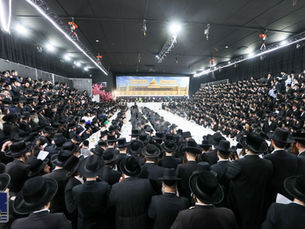 מאסן חסידים און געסט מיטגעהאלטן ל"ג בעומר טיש במחיצת קדשו פון האד' מפשעווארסק במקום הנופש אין האלאנד