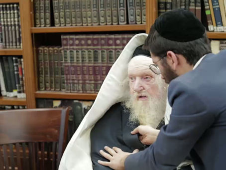 מאן מלכי רבנן: ענגלישע מלוכה שיקט אפ עהרנפולע באגריסונג צום פוסק הדור הגאון האדיר ר' משה שטערנבוך שליט"א