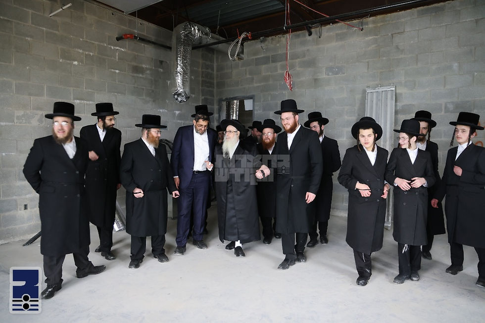 האד' מצאנז קלויזענבורג באזוכט בוי ארבעט פון נייע גיגאנטישע בנין התלמוד תורה צאנז קלויזענבורג אין לעיקוואד