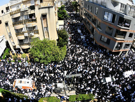 שווערע טויזנטער ביי מסע הלוויה פון ספרדישער גאון וחכם רבי מאיר ניסים מאזוז זצ"ל ראש ישיבת כסא רחמים