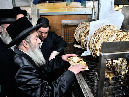מֵיכְלָא דִּמְהֵימְנוּתָא • האד' מלעלוב ביים מצות באקן לקראת חג הפסח
