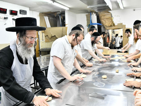 תֹּאכְלוּ מַצּוֹת • המשפיע הגה"צ רבי אלימלך בידערמאן שליט"א מלעלוב ביים מצות באקן