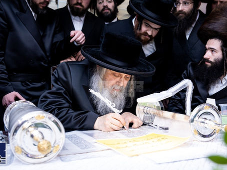 חסידי סאטמאר איבערראשט איבער געפלאנטע הכנסת ספר תורה וואס האד' מסאטמאר האט געלאזט שרייבן צוויי יאר צוריק