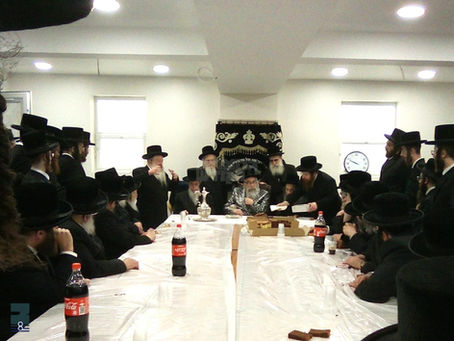 האד' מוויזניץ מאנסי ביי מעמד קביעת מזוזה אין נייעם וויזניצער אינגעלייט שטיבל אין לאנדאן בנשיאות מרן האד' מוויזניץ