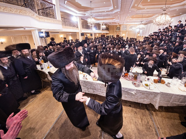 חסידי אמשינאוו פרייען זיך מיט בשמחתו פון האד' מאמשינאוו ארה"ב ביי שמחת החתונה פון בתו הכלה