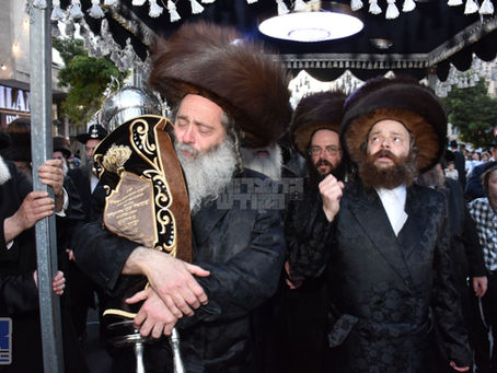 הערליכע הכנסת ספר תורה אריינגעגעבן צום ביהמ"ד קארלין לעלוב אין בני ברק לז"נ כ"ק אדמו"ר מקארלין לעלוב זצ"ל