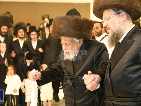 גרויסן ציבור ביי שמחת החתונה פון נכד האד' מקאפיטשניץ פארגעקומען אין עיר התורה והחסידות בני ברק