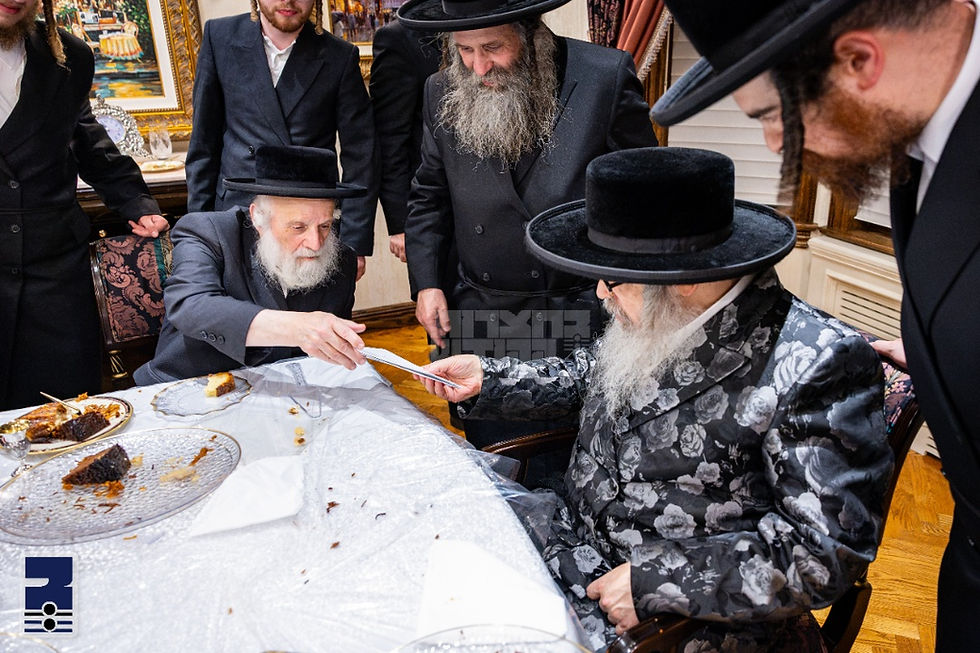 הנגיד ר' חיים מרדכי אינזליכט הי"ו אפגעקויפט זכות שער העזרת נשים אין ביהמ"ד הגדול סאטמאר מיט האלב מיליאן דאלאר נדבה