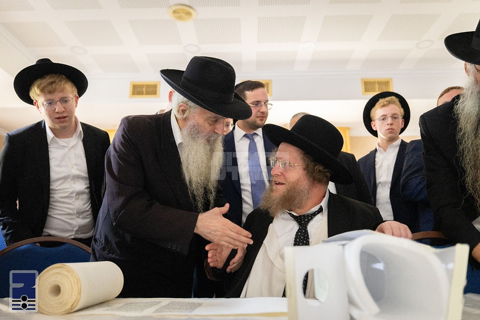 גדולי ישראל געשריבן אותיות אין אייגנארטיגע ספר תורה געשאנקן פאר אידישע ביליאנער אלבערטא ספרא