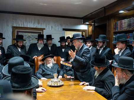 מסיבת לחיים ביי האד' ממונקאטש צום ערשיינונג פון נייעם "הגדה אוצר פלאות התורה" דורך הרב וואלף זיכערמאן ראה"ק מונקאטש