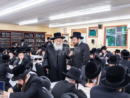 עד יעבור זעם: באבובער ישיבה 'קדושת ציון' אין בת ים צייטווייליג פלאצירט אין קעטסקילס בערג אין ניו יארק צוליב מצב המלחמה