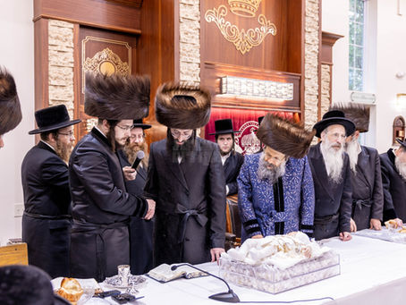 שיינעם שמחת פדיון הבן פון נכד האד' מבאבוב-45 פארגעקומען ערב שבת חזון אין מחנה מתיבתא באבוב-45