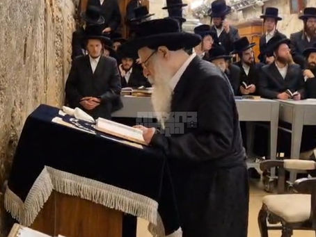ווידיאו • האד' מצאנז קלויזענבורג איז מתפלל ביים שריד בית מקדשינו הכותל המערבי