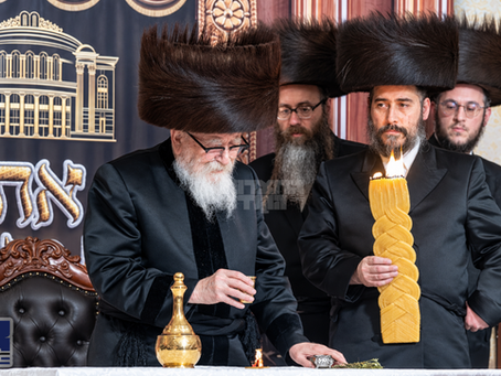 בונים פונעם נייעם גיגאנטישן "היכל השולחנות" בחצה"ק סקווירא וועלן מיטלעבן זעלטענעם "שבת מיט'ן רבי'ן" אין אריזאנע