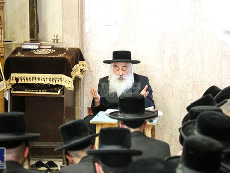 עַל אֵלֶּה אֲנִי בוֹכִיָּה: האד' מדושינסקיא רעכט אפ תיקון חצות אינאיינעם מיט תלמידי הישיבה