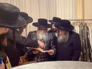 היסטארישע חפצי קודש וכתבי יד מעזבון הרה"ק הברך משה מסאטמאר זי"ע אנגעקומען לרשות בנו האד' מסאטמאר