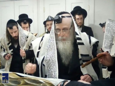 ווידיאו • האד' מצאנז קלויזענבורג ביי די ברכות בעפאר קריאת המגילה ביום הפורים