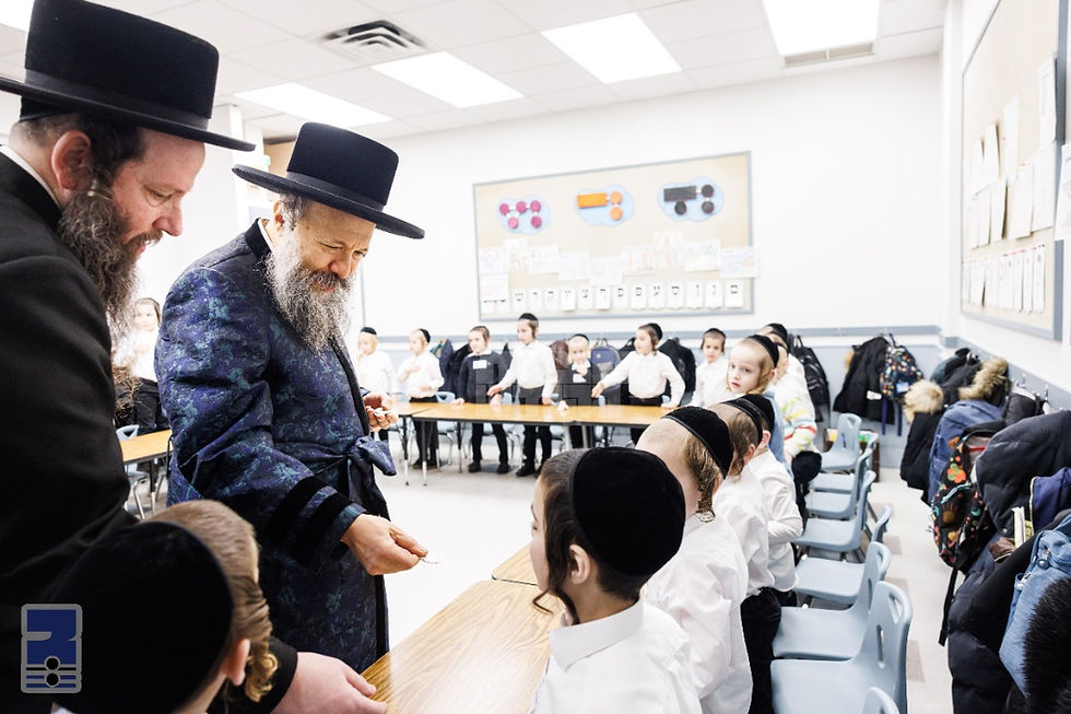 לְהוֹדוֹת וּלְהַלֵל • יומין דחנוכה בצל הקודש פון כ"ק אדמו"ר מבאבוב-45 שליט"א