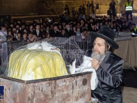 טויזנטער ביי הילולת שמואל הנביא זי״ע; האד' מאונגוואר אנגעצינדן די הדלקה כמידי שנה בשנה 
