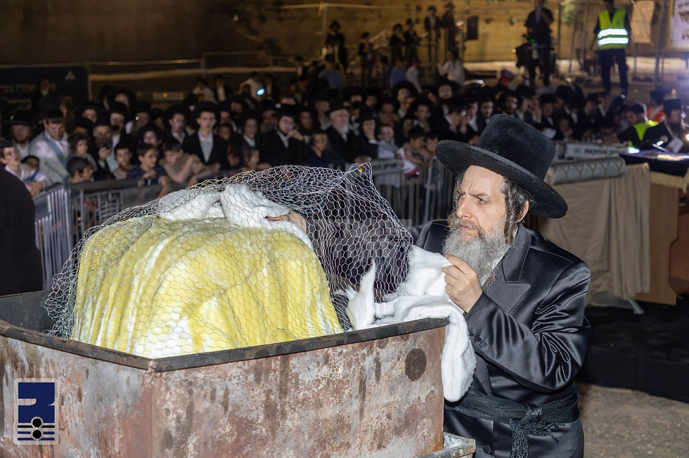 טויזנטער ביי הילולת שמואל הנביא זי״ע; האד' מאונגוואר אנגעצינדן די הדלקה כמידי שנה בשנה 