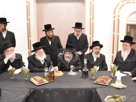 הגה"צ אב"ד קרית וויזניץ שליט"א באשיינט חנוכת הבית פון נייע פאפולערע "דאסקאל הלבשה" געשעפט