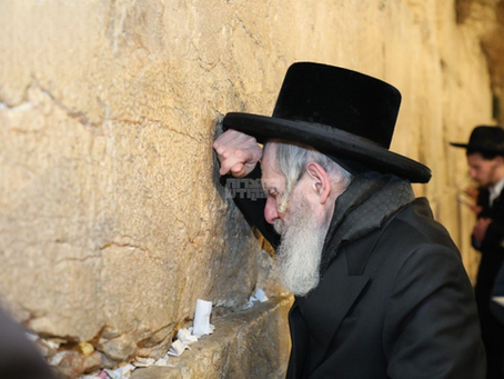 להעביר את רוע הגזירה: האד' מסלאנים ארויסגעפארן מתפלל זיין ביים כותל המערבי אין ליכט פון ביטערע גזירת הגיוס
