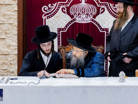 סיומי מסכתא מוצאי תשעה באב בחצה"ק באבוב-45 דורך 144 בחורים; יחידי סגולה מיטגעהאלטן א נאכטמאל ביים רבי'ן