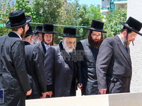 האד' מוויזניץ ירושלים נעמט אונטער קורצע נסיעה קיין ארה"ק און מאנטשעסטער לרגל צוויי שמחות במעון קדשו