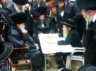 ניחום אבלים ביי האד' מלעלוב ניקלשבורג נאך די פטירה פון אחיו כ"ק אדמו"ר מהרי"ד מלעלוב זצ"ל | בילדער גאלעריע