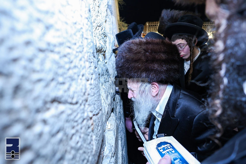 שלש פעמים בשנה: האד' מאמשינוב איז מתפלל ביים כותל המערבי לכבוד הרגל