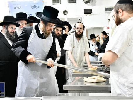 האד' מסאדיגורא ביים מאלן ווייץ, מים שלנו און אפיית מצות לקראת יום טוב פסח הבעל"ט | בילדער גאלעריע