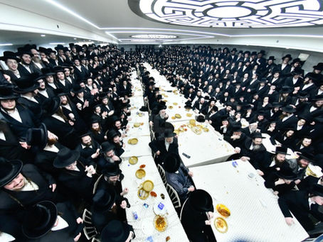 הונדעטער חסידים ואנשי מעשה ווארעמען זיך ביים התוועדות רבתי לרגל י"ט כסלו בחצר הקודש בישטינא