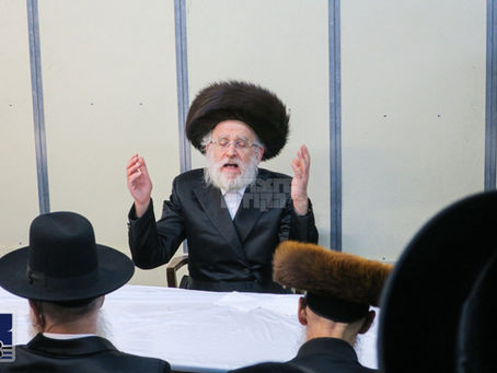 שארפע מחאה דורך הגה"צ רבי ישראל דוד שלעזינגער שליט"א אבד"ק שערי תפילה קעגן אנטי-טראמפ בילבארד אין מאנסי