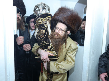 נגיל ונשיש • שיינעם הכנסת ספר תורה לבית מדרשו פון האד' מקרעטשניף טשערנאוויץ אין מאה שערים - ירושלים