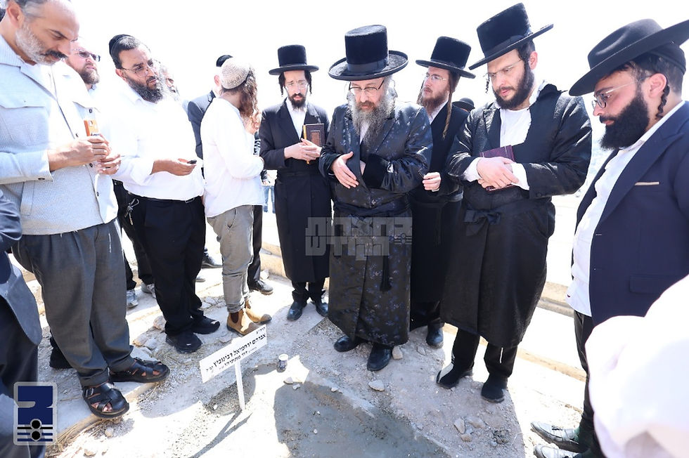 ככלות השבעה: הרב יחיאל יהושע ראבינאוויטש שליט"א געקרוינט אלס מ"מ אביו כ"ק אדמו"ר מביאלא אוסטרובא זצ"ל