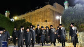 האד' מסאדיגורא אפגעראכטן א דערהויבענעם מעמד תפילה ביים מערת המכפלה אין חברון אינאיינעם מיט די מחזיקי הכוללים