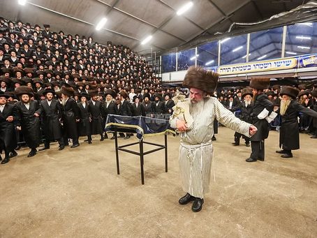 הערלישע איבערלעבעניש ביי הכנסת ספר תורה געשריבן דורך האד' מלעלוב לעילוי נשמת אמו הרבנית ע"ה